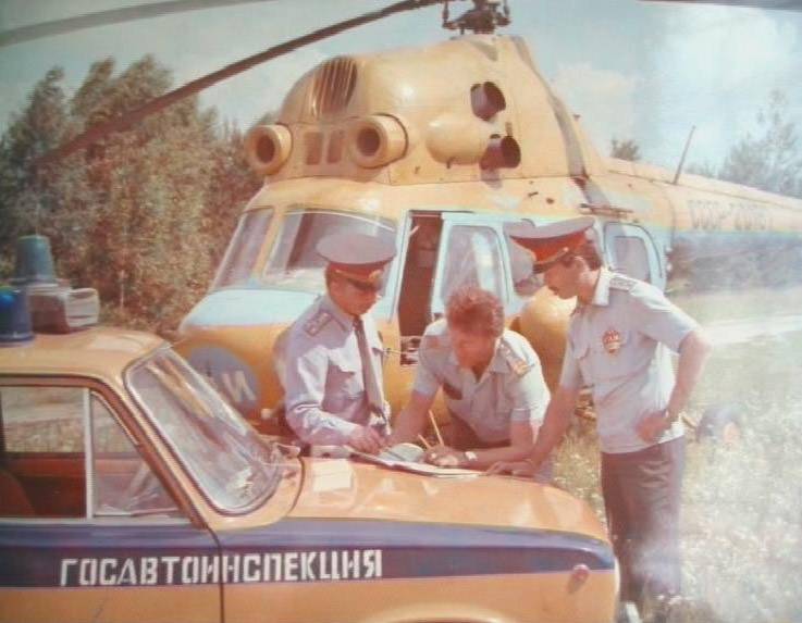 Старший инспектор ДПС взвода вертолетного патрулирования Краюшкин С.Ю. и старший инспектор ДПС Осипов Н.И. уточняют с пилотом вертолета маршрут патрулирования